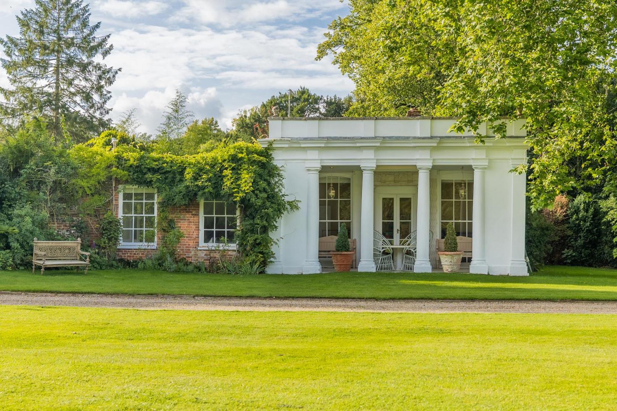 Avington Lakes Hotel Winchester Room photo